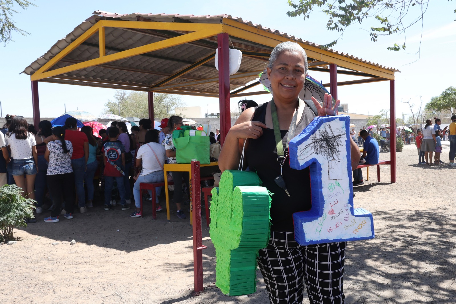 Mujeres e infancias del suroriente aprenden a elaborar piñatas